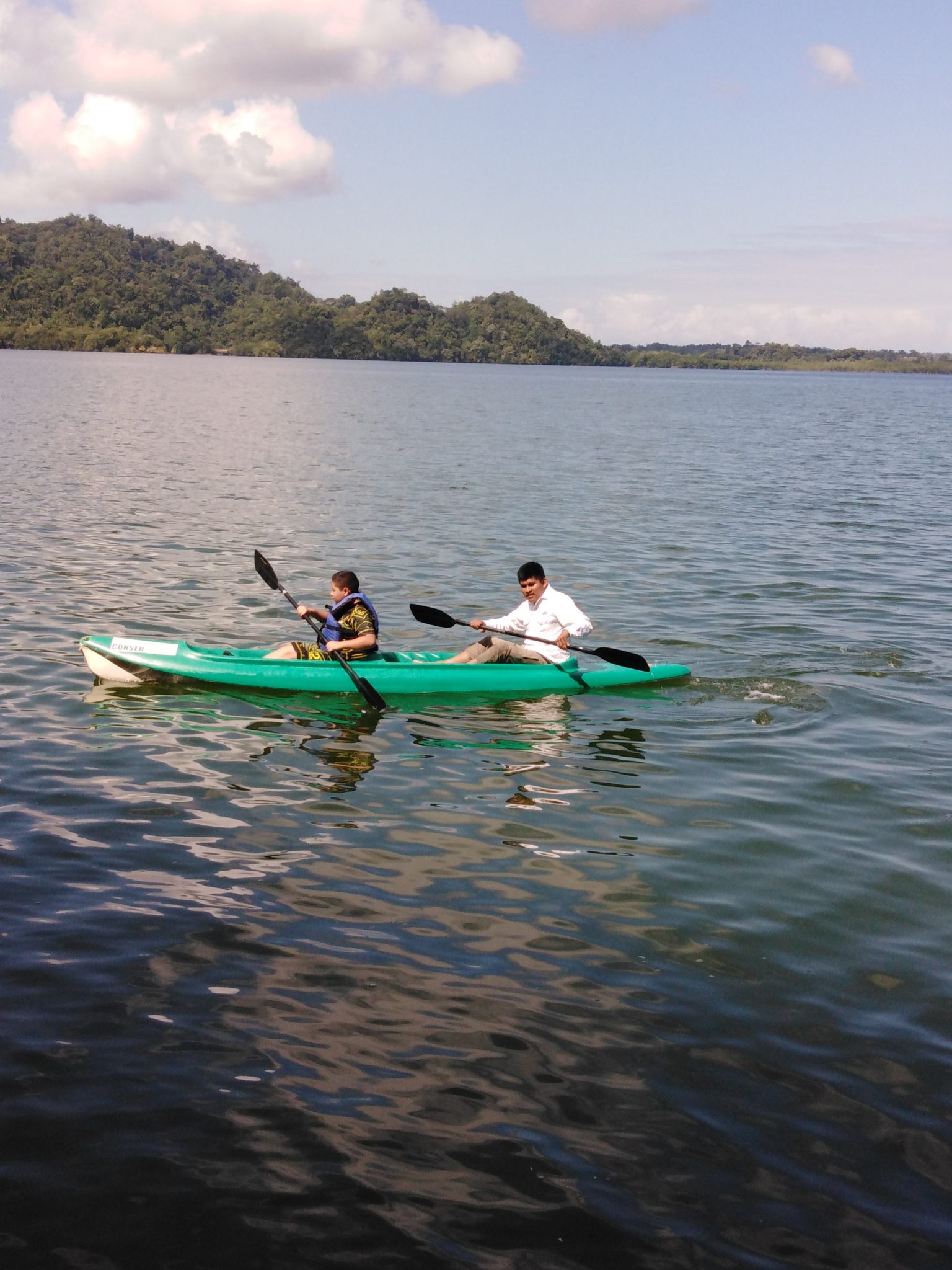 People kayaking in Santo Tomas de Castilla Bay