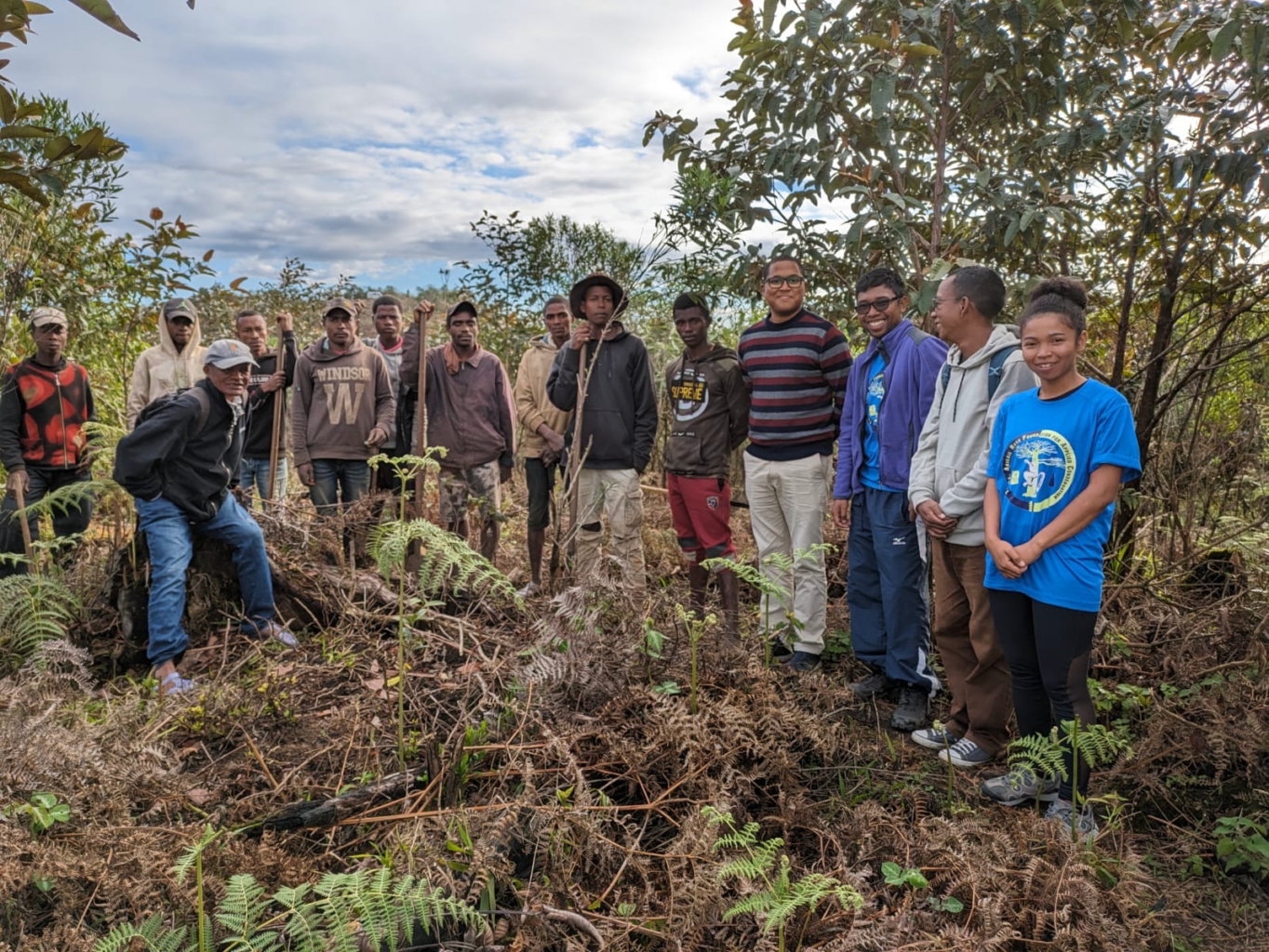 Our project partners plant trees to form a new wildlife corridor.